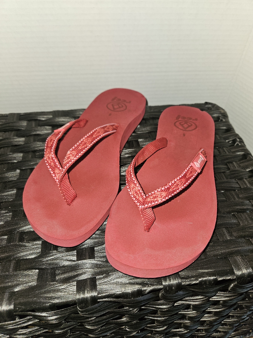 Reef Women's Red Embroidered-Strap Sandals